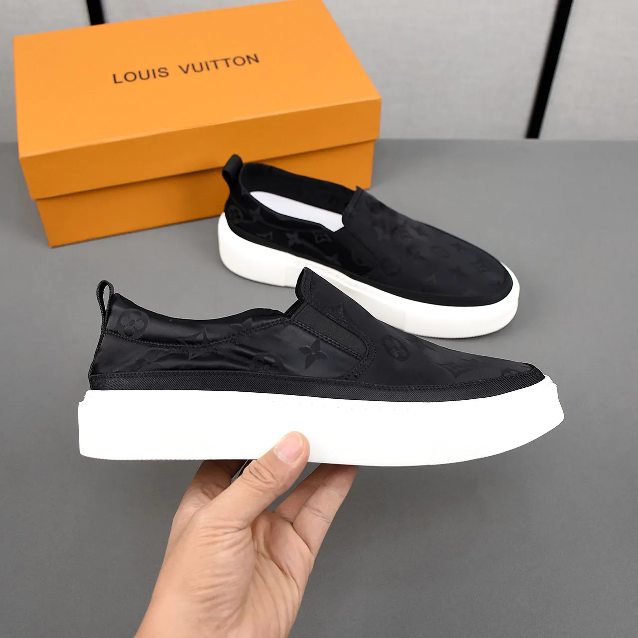 PP400❣️❣️❣️LV breathable cloth shoes, the upper is made of comfortable and breathable fabric, and the ultra-light rubber foam outsole. Men's size 39-44.